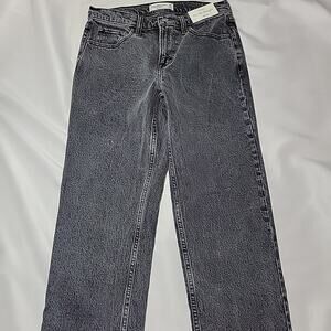 NWT Abercrombie and Fitch The 90s Straight Mid Rise Jeans 26 2R Faded Gray